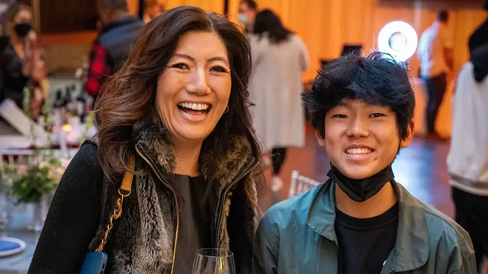 A picture of two guests at a small party