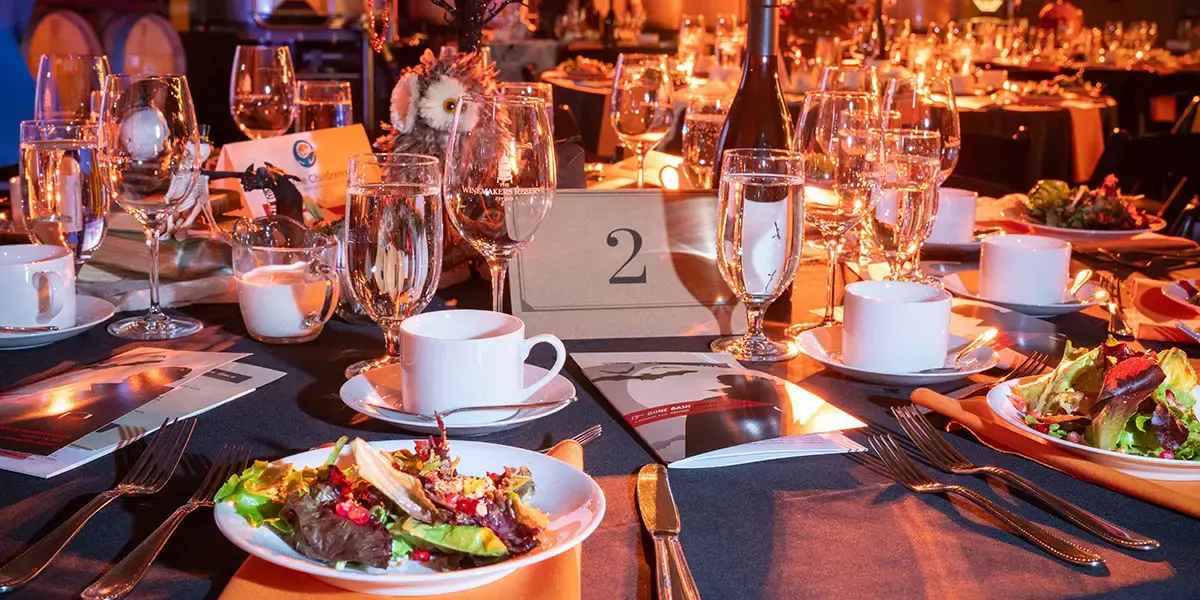 A picture of an elegant table setting at a large event